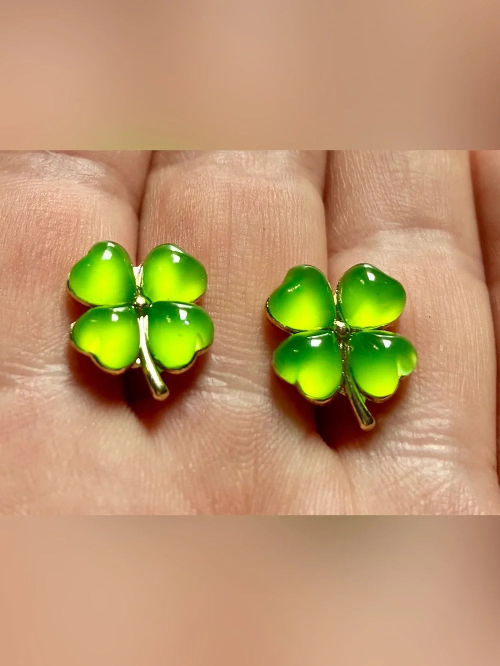 🍀 Green Lucky Four-Leaf Clover Stud Earrings with Gold-Tone - Picture 6 of 6